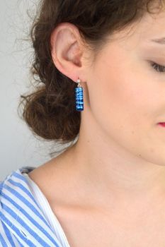 Kolczyki damskie Murano 56-KOL – srebro próby 925 i szkło Murano w granatowym kolorze. Długość 3,0 cm, szerokość 7 mm, waga 5,00 g. Unikalny styl, klasyczne zapięcie na sztyft (4).JPG